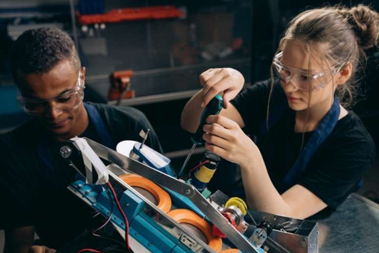 Ensino técnico: um elo entre educação e mundo do trabalho