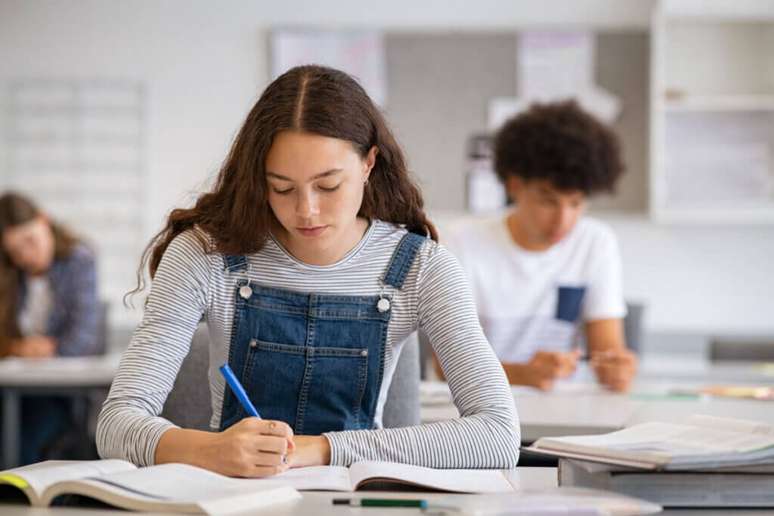 Durante a redação, evite o uso de gírias ou de palavras e expressões que caracterizam linguagem informal 