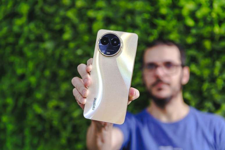 O Realme 11 5G tem design sofisticado e leitor de digitais na lateral (Imagem: Brenno Ferreira/Canaltech)