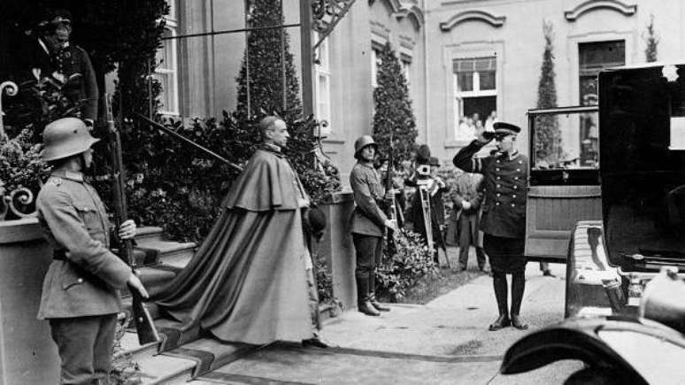 Eugenio Pacelli, antes de se tornar o papa Pio 12, sai do pal&aacute;cio presidencial de Berlim, em 1927