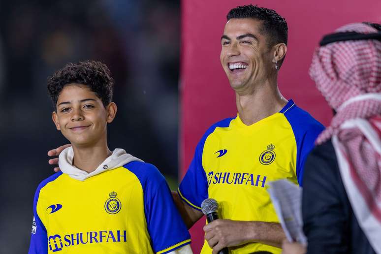 Filho de Cristiano Ronaldo aparece com camisa do Flamengo em passeio ...