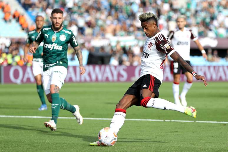 Flamengo marca no fim, frustra Palmeiras e leva a melhor em briga