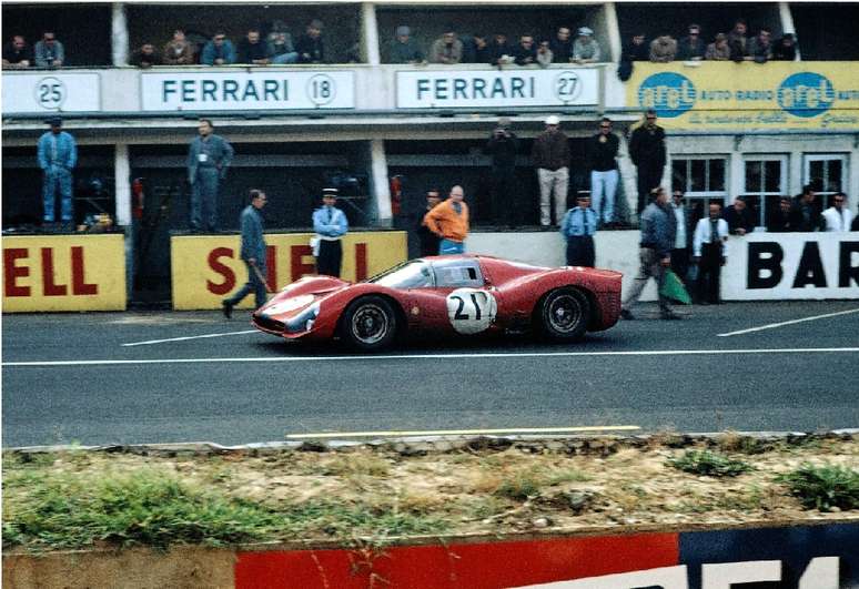 Ferrari #21 durante as 24 Horas de Le Mans de 1966