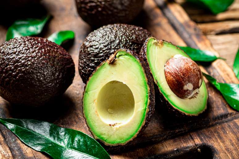 Avocado, a versão menor e com casca escura do abacate