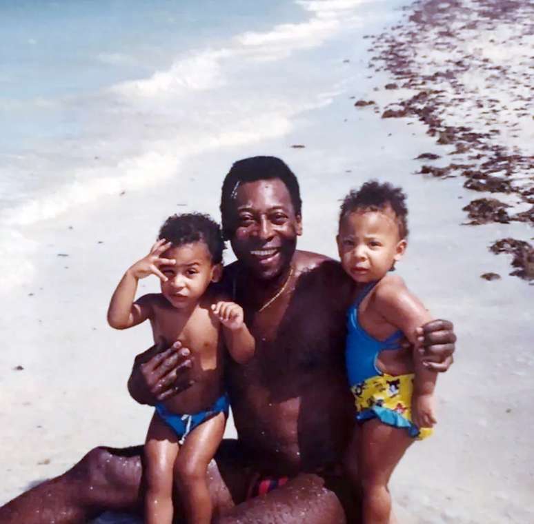 Pelé com Joshua e Celeste: a separação de Assíria não modificou a relação afetuosa do ex-jogador com os gêmeos