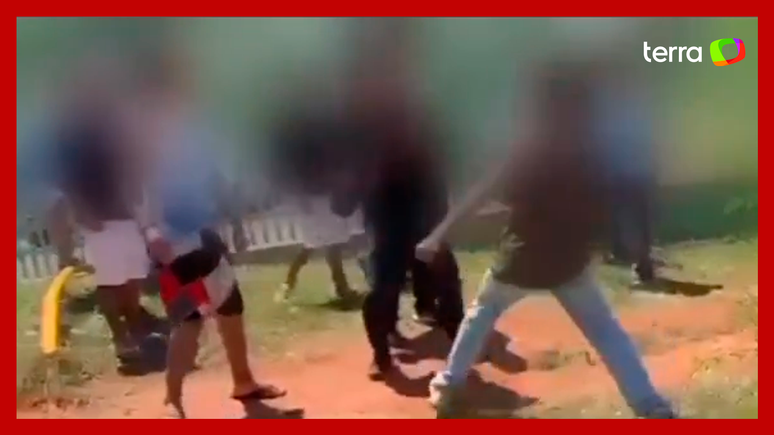 Vídeos mostram pais incitando briga generalizada de alunos em frente a escola no DF