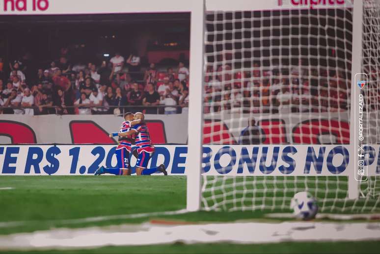 Jogadores do Fortaleza comemorando gol contra o São Paulo 