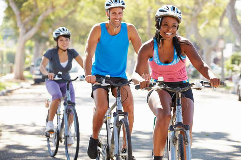 Andar de bicicleta favorece a saúde cardiovascular porque eleva a frequência cardíaca 