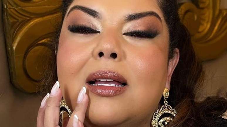 Fabiana Karla appears on the web with a new silhouette