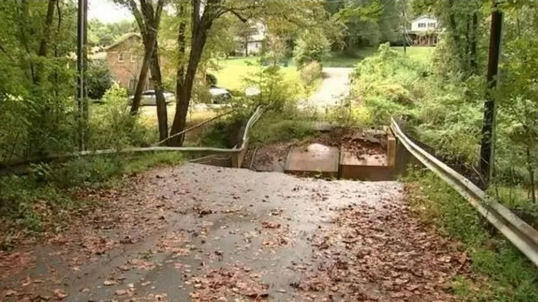 Imagem mostra ponte que desabou havia quase uma década