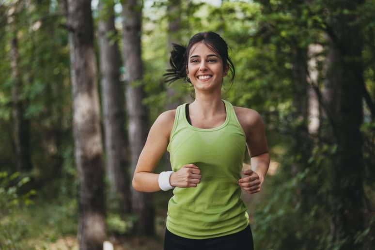 Caminhar ou correr ajuda a aumentar a frequência cardíaca e fortalecer o coração 