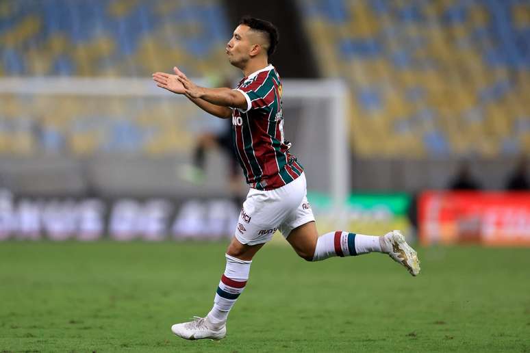 Com golaço de falta de Léo Fernández, Fluminense vence o Cruzeiro e volta  ao G4 do Brasileirão