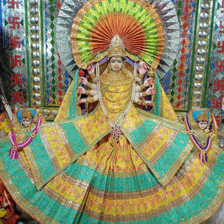 A deusa Dholagarh Devi é representada com vários braços