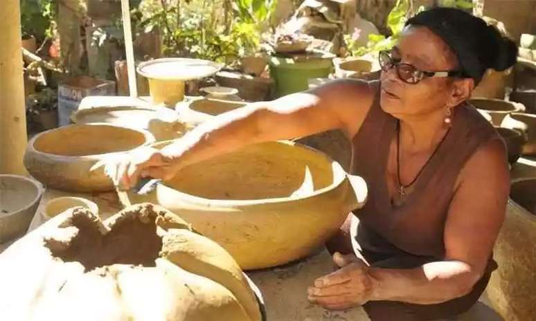 Dona Vagna encontrou no barro uma forma de garantir o sustento da família no Quilombo de Pinhões, em Santa Luzia, MG 