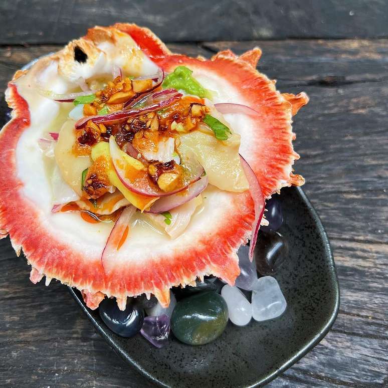 Ensenada, prato do Barú Marisqueria, leva sarnambi, vieiras, cebola roxa, chili crisp, amendoim e abacate