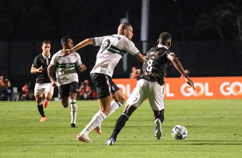 Vasco e Coritiba se enfrentaram em São Januário nesta quinta. Teve show cruz-maltino –