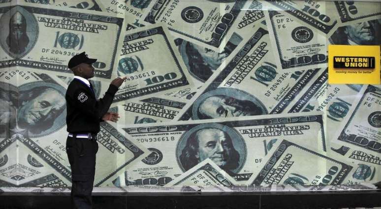 The dollar retreats after the previous day’s jump, but heads towards a weekly high