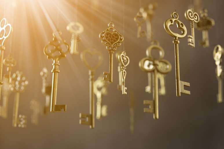 A chave é vista como um símbolo de acesso, de desvendar mistérios e de superar obstáculos