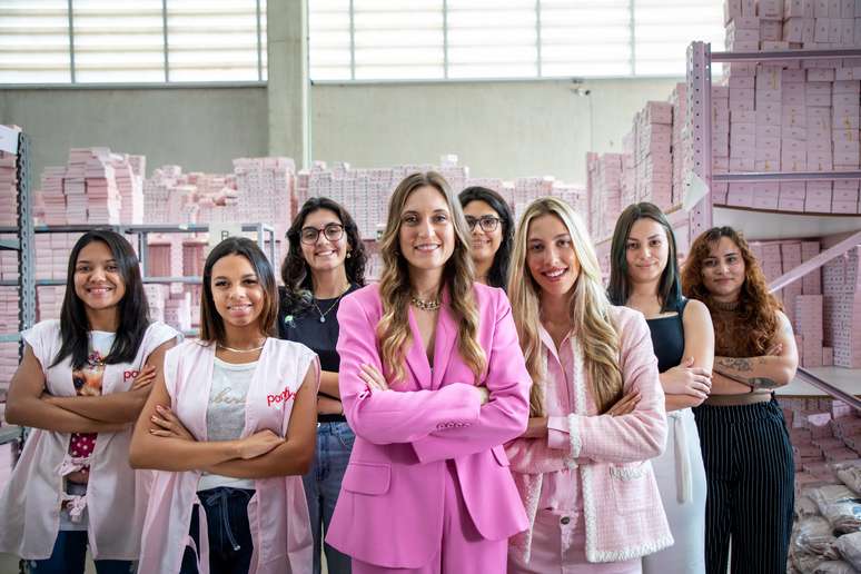 Emily (ao centro) trabalhava na área da saúde no exterior e se mudou para o Brasil há 10 anos. Agora, com a Pantys, trabalha em prol da saúde da mulher com um time majoritariamente feminino