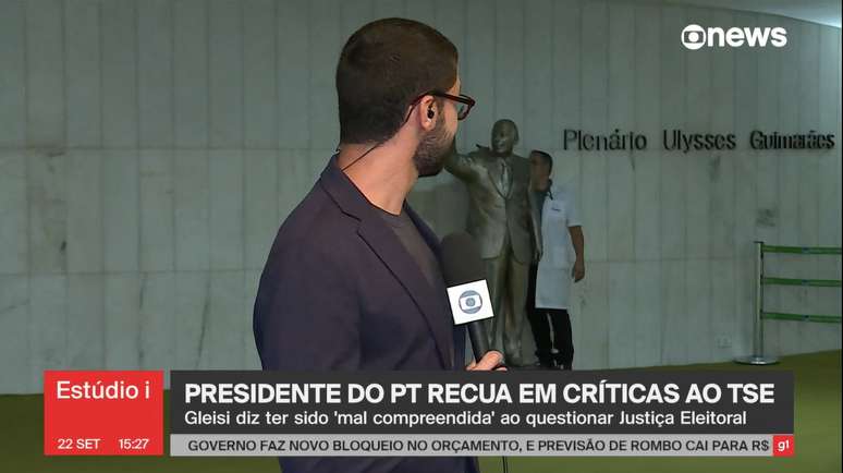 O repórter Pedro Figueiredo teve a companhia de um funcionário da limpeza da Câmara em sua entrada ao vivo