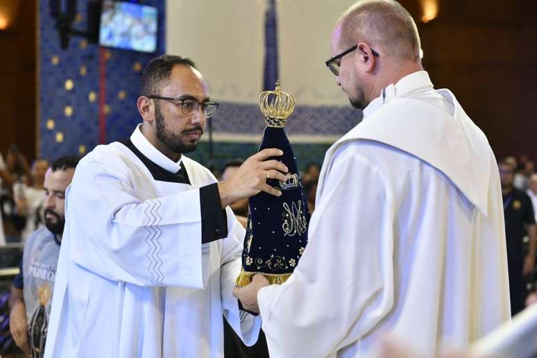 Padre Diego trabalha no Santuário Nacional de Aparecida (SP)