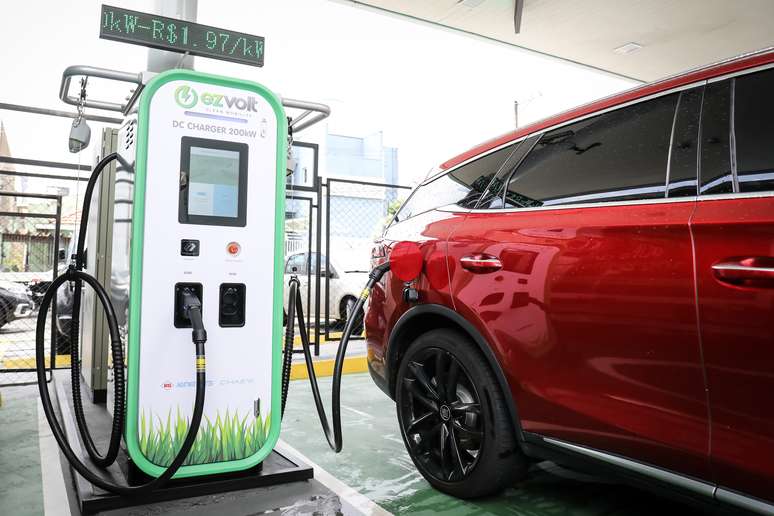 Carregador rápido da EzVolt, uma das empresas que investem em eletropostos