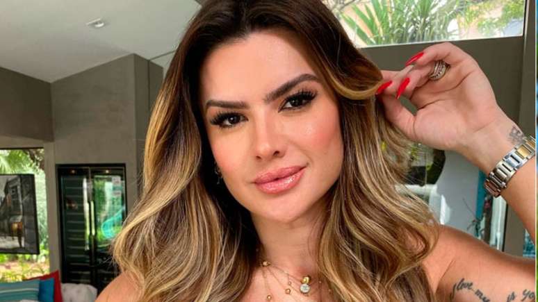 In a bikini, Mirella Santos shows a good shape and her toned stomach attracts attention