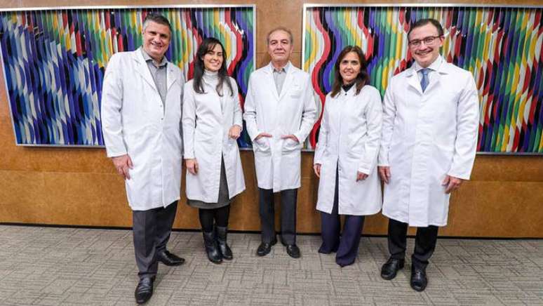 Paulo Hoff, presidente da Oncologia D’Or, e parte do time de São Paulo. Da esquerda para a direita: Roberto Calil, Maria Ignez Braghiroli, Antônio Carlos Lira, Karina Moutinho e Felipe Cruz