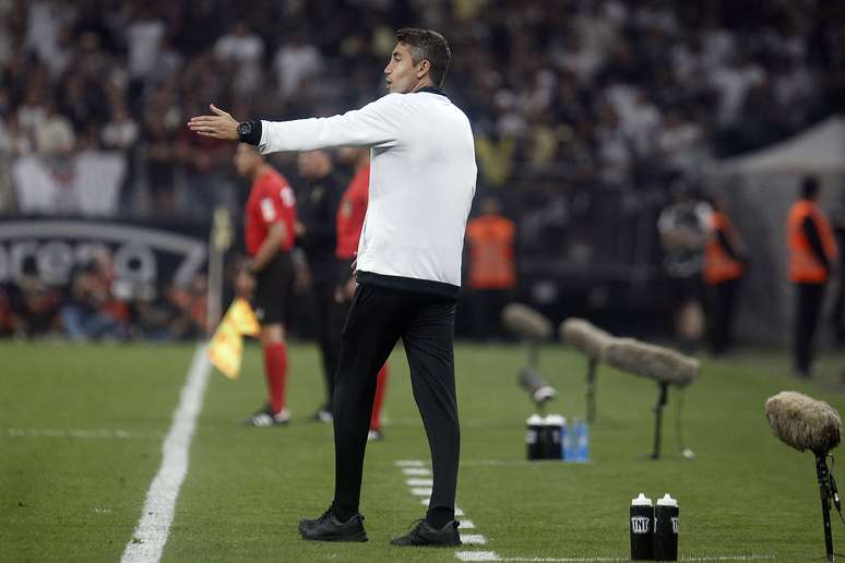Bruno Lage takes responsibility for yet another Botafogo defeat: “If you have to point the finger, point it at me”