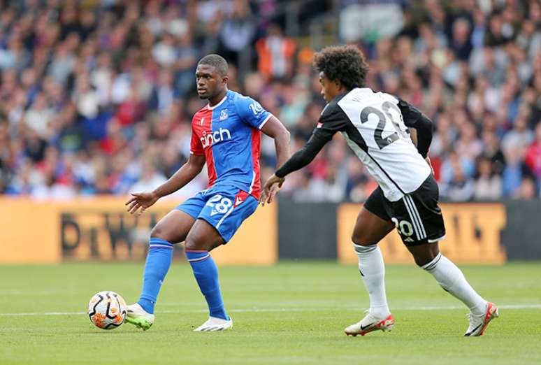 Doucouré do Crystal Palace (esquerda), prepara o passe e recebe a marcação do brasleiro Willian, do Fulham