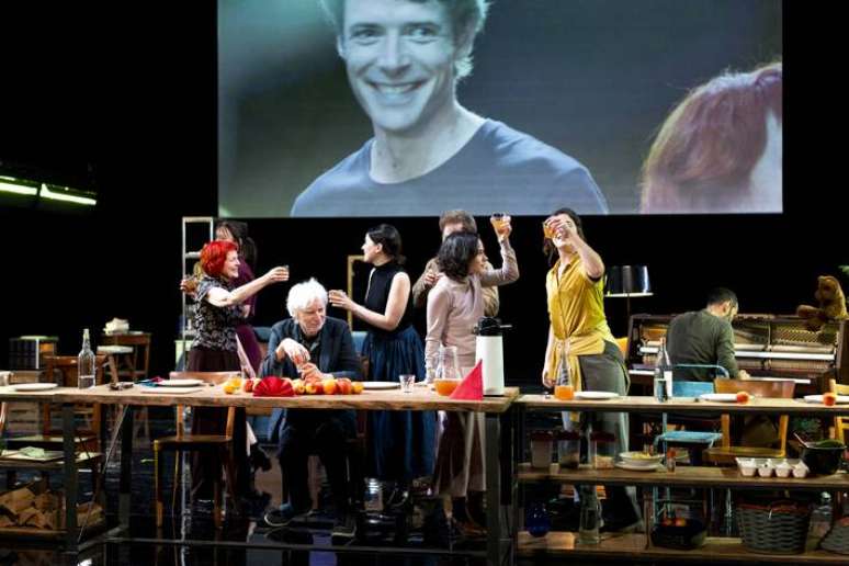 Espet&aacute;culo 'A Hora do Lobo', de Christiane Jatahy, parte de 'Dogville', do cineasta Lars von Trier, para discutir a ascens&atilde;o da extrema-direita.