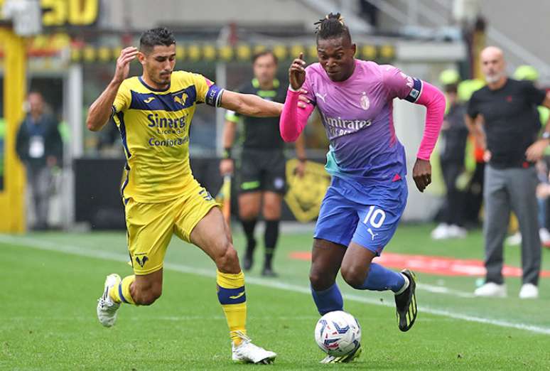 Com terceiro uniforme, Milan faz 1 a 0 no Hellas Verona com gol de Rafael Leão, com a bola –