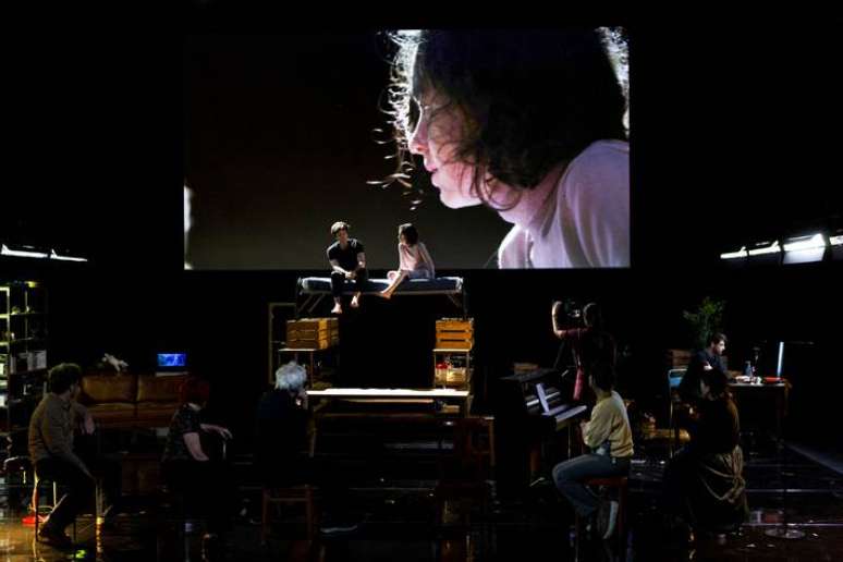 Na atual vers&atilde;o, Gra&ccedil;a (Julia Bernat) &eacute; uma mulher que foge do Brasil e, em um pa&iacute;s estrangeiro, encontra ref&uacute;gio em um teatro, aceitando participar da experi&ecirc;ncia de trabalhar em um roteiro que modifica a trama de Dogville.