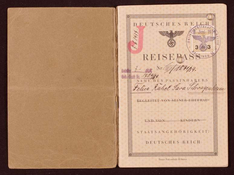Os passaportes dos judeus eram marcados com um "J" no Terceiro Reich. Além disso, o nome Sara foi acrescentado às mulheres e Israel aos homens