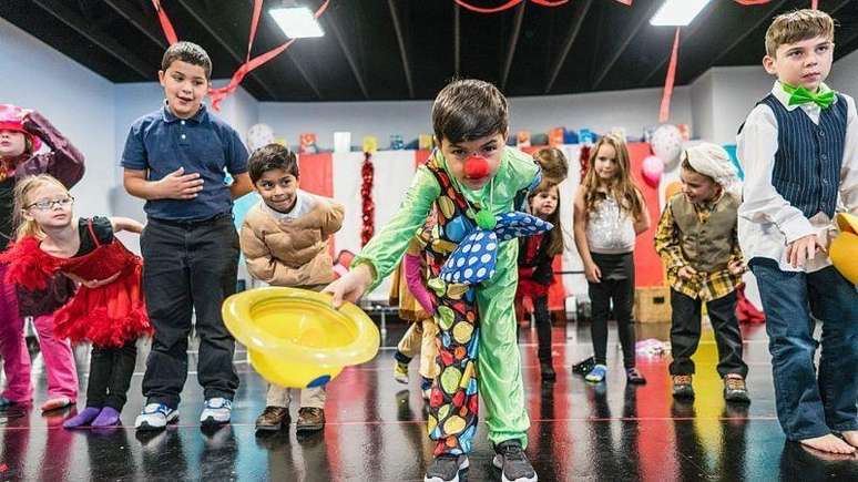 Aulas de teatro s&atilde;o indicadas para trabalhar a timidez
