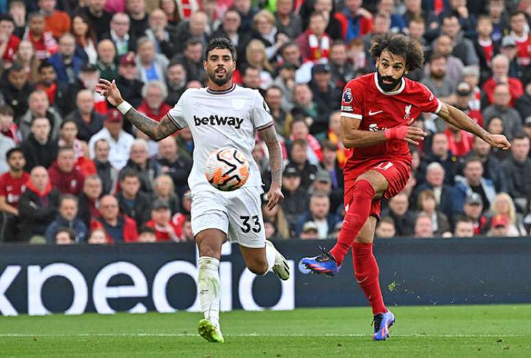 Salah finaliza durante o duelo entre o Liverpool e o West Ham. Neste lance, o egípcio não foi feliz. Mas balançou rede na vitória de seu time. – 