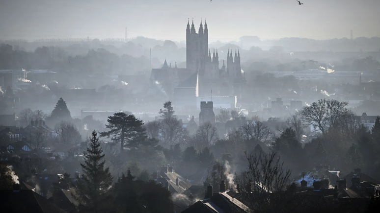 A catedral de Canterbury é um espaço ideal para coleta de poeira cósmica porque o telhado dela está relativamente intacto e todas as limpezas são registradas