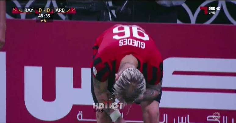 Róger Guedes quebra o dedo durante partida do Campeonato do Catar.