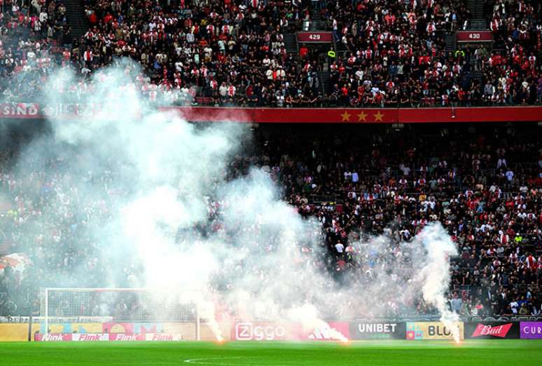 Revoltada com derrota por 3 a 0 e vendo seu time cada vez mais próximo da zona de rebaixamento, alguns ultras do Ajax jogaram sinalizadores no gramado. Jogo interrompido  – Olaf Kraak / ANP / AFP via Getty Images
