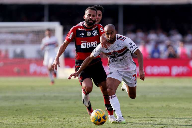 Lucas Moura (à frente) disputa a bola com Fabricio Bruno em jogo no Morumbi –