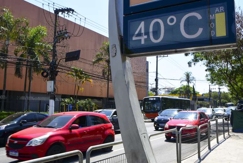 Termômetros marcam 40ºC na Vila Leopoldina, na zona oeste de São Paulo, neste domingo, 24. Onda de calor afeta vários Estados do País.