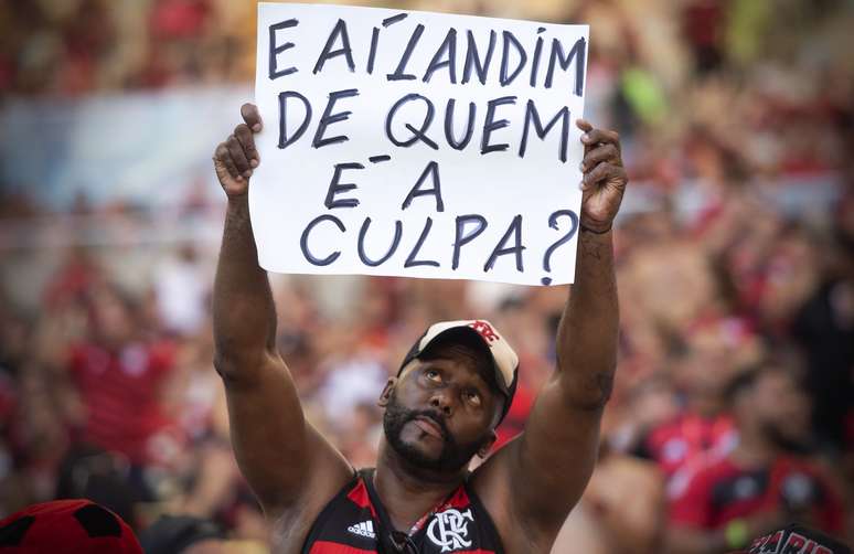 Torcedor do Flamengo protesta contra o presidente Rodolfo Landim