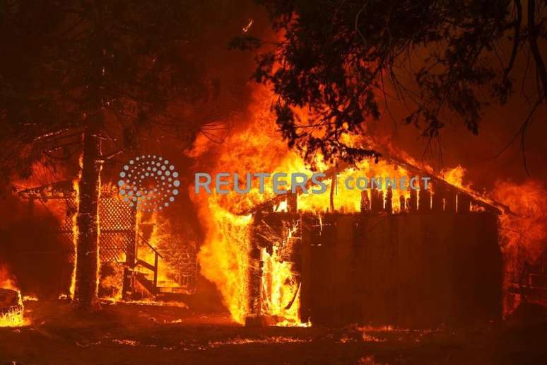 Uma casa é totalmente tomada pelas chamas no Dixie Fire, incêndio florestal perto da cidade de Greenville, Califórnia
05/08/2021
REUTERS/Fred Greaves