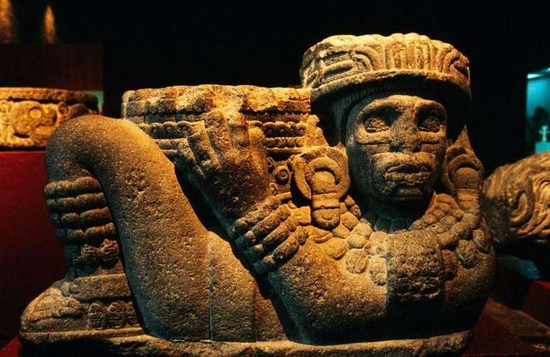 Em diversas culturas o chac mool foi esculpido com diferentes caracter&iacute;sticas
