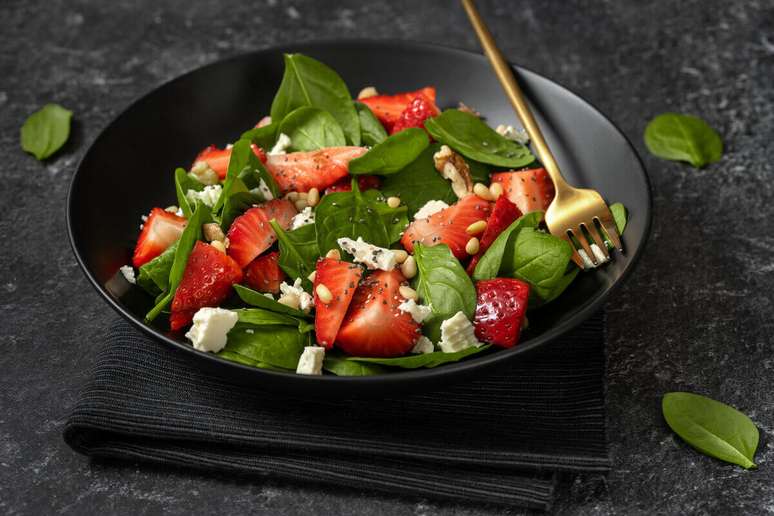 Salada de espinafre com morango e queijo feta