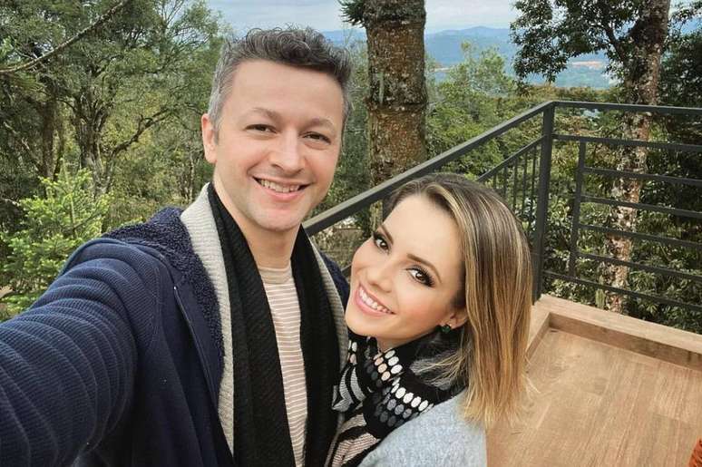 A cantora Sandy e o marido, Lucas Lima, que completaram 13 anos de casados neste domingo