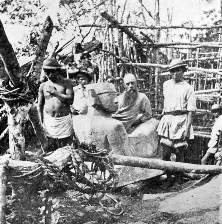 Augustus Le Plongeon desenterrou o chac mool da Chich&eacute;n Itz&aacute; em 1875