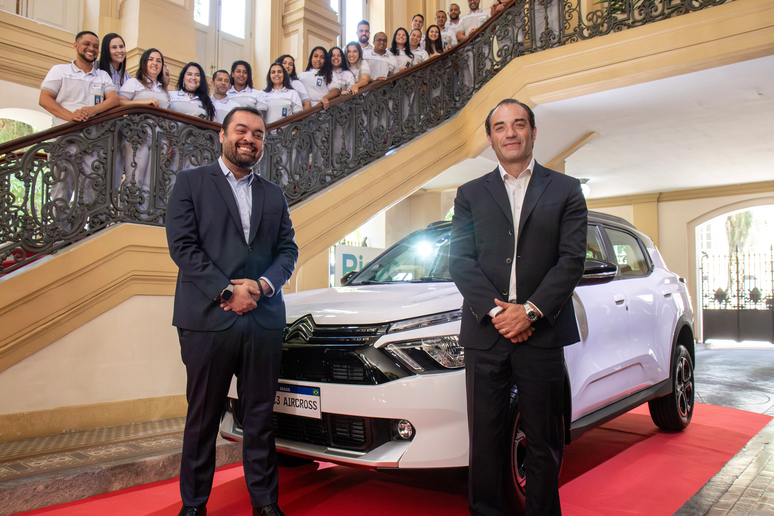Cláudio Castro (governador do Rio) e Antonio Filosa (CEO da Stellantis) junto com o Citroën C3 Aircross