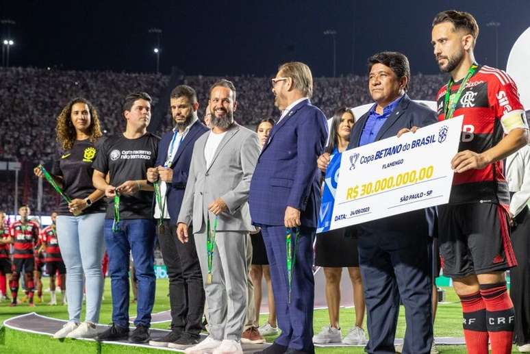 Everton Ribeiro com o cheque do vice-campeão –