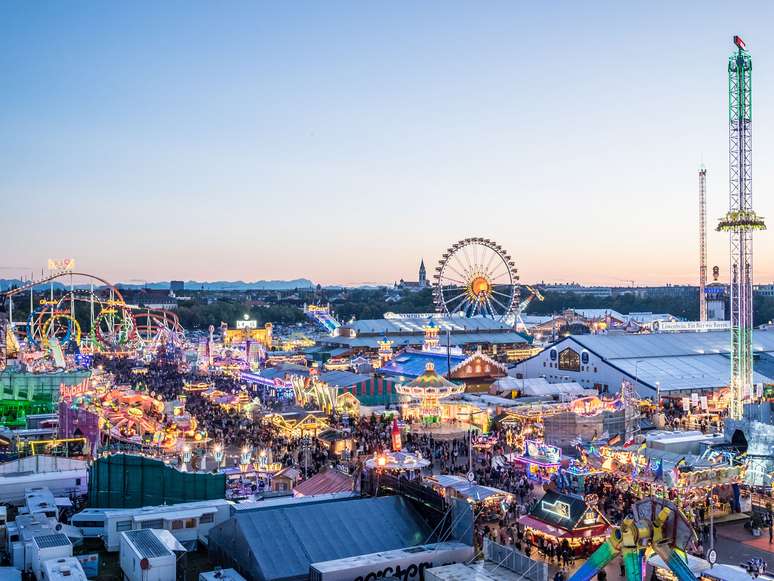 No Theresienwiese, espaço da Oktoberfest, são montadas tendas de comida, bebidas, shows e competições, além de um parque de diversões.